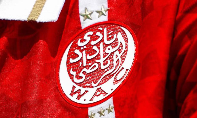 شعار نادي الوداد الرياضي في مقدمة قاعة الاجتماعات استعداداً لانتخابات رئاسة النادي