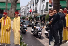 جلالة الملك محمد السادس يصافح المواطنين بشوارع تطوان بحضور ولي العهد مولاي الحسن