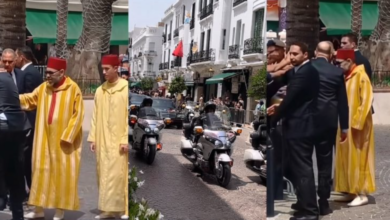 جلالة الملك محمد السادس يصافح المواطنين بشوارع تطوان بحضور ولي العهد مولاي الحسن