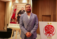 إبراهيم العسري يحتفل بفوزه برئاسة الوداد الرياضي خلال الجمع العام الانتخابي