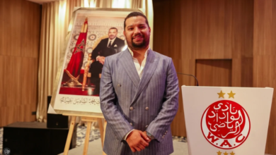إبراهيم العسري يحتفل بفوزه برئاسة الوداد الرياضي خلال الجمع العام الانتخابي