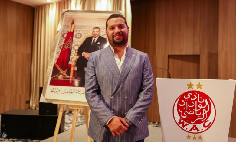 إبراهيم العسري يحتفل بفوزه برئاسة الوداد الرياضي خلال الجمع العام الانتخابي