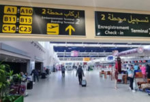 مسافر يستخدم هاتفه الذكي لعرض رمز الاستجابة السريعة خلال الإركاب الرقمي في مطارات المغرب