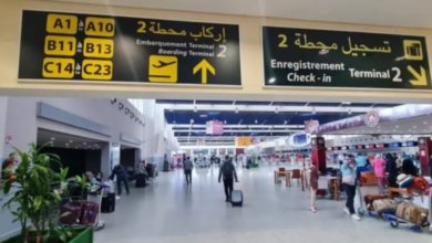 مسافر يستخدم هاتفه الذكي لعرض رمز الاستجابة السريعة خلال الإركاب الرقمي في مطارات المغرب