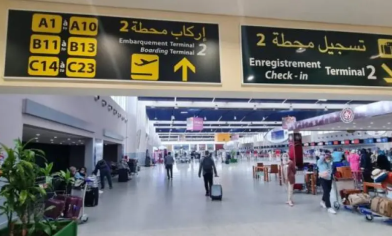 مسافر يستخدم هاتفه الذكي لعرض رمز الاستجابة السريعة خلال الإركاب الرقمي في مطارات المغرب