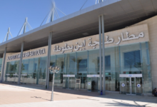 عناصر الشرطة القضائية بطنجة خلال عملية توقيف عماني مبحوث دوليا في قضية احتيال مالي