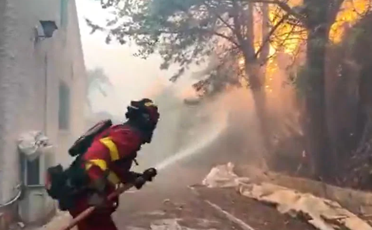 فرق الإطفاء الإسبانية تكافح حرائق الغابات وسط إعلان حالة الطوارئ الوطنية في إسبانيا
