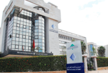 موظف يستخدم الحاسوب في مديرية الضرائب تدعو الملزمين للقيام بأداءاتهم الضريبية إلكترونياً