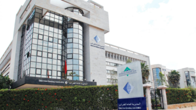 موظف يستخدم الحاسوب في مديرية الضرائب تدعو الملزمين للقيام بأداءاتهم الضريبية إلكترونياً