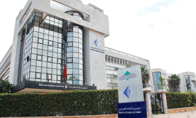 موظف يستخدم الحاسوب في مديرية الضرائب تدعو الملزمين للقيام بأداءاتهم الضريبية إلكترونياً