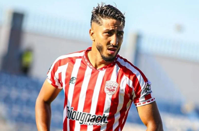 صورة للاعب شمس الدين قنيديل بعد أن الرجاء يحسم أولى صفقات الصيف لتعزيز الدفاع
