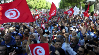 متظاهرون يرفعون الأعلام في شارع الحبيب بورقيبة حيث تونس تشتعل ومظاهرات حاشدة تطالب برحيل قيس سعيد