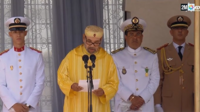 الملك محمد السادس يترأس حفل أداء القسم للضباط المتخرجين في القصر الملكي بتطوان