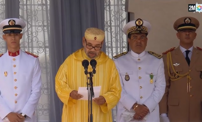 الملك محمد السادس يترأس حفل أداء القسم للضباط المتخرجين في القصر الملكي بتطوان