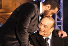 الفنان المصري تامر حسني مع والده الراحل حسني شريف في صورة أرشيفية نادرة