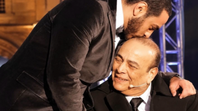 الفنان المصري تامر حسني مع والده الراحل حسني شريف في صورة أرشيفية نادرة