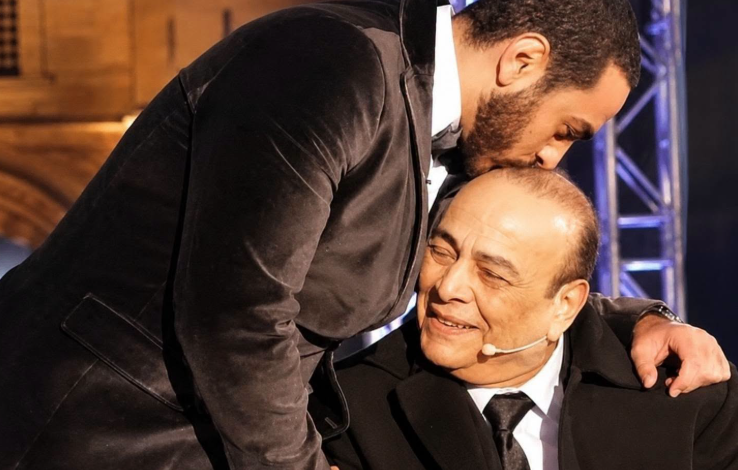 الفنان المصري تامر حسني مع والده الراحل حسني شريف في صورة أرشيفية نادرة