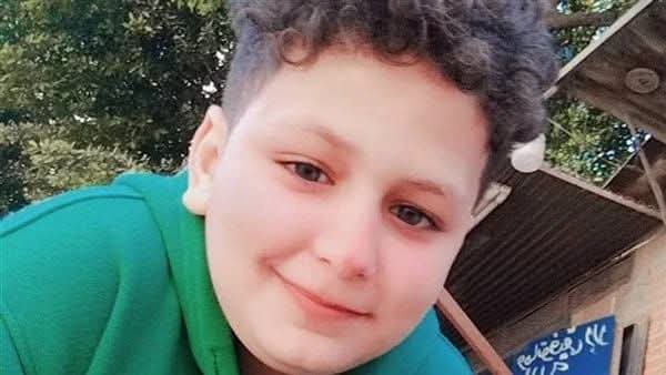 مأساة أمام "الكولدير".. طفل يلفظ أنفاسه الأخيرة دهسًا أثناء شرب المياه وسائق السيارة يفر هارباً في شبرا الخيمة 1