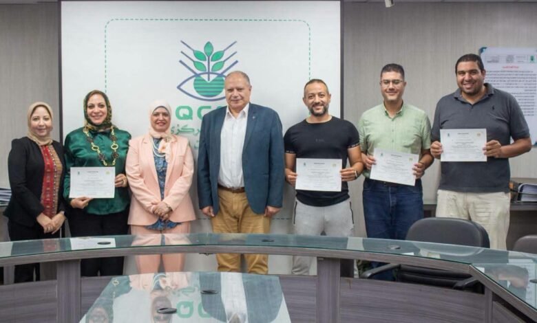 في خطوة جديدة تعكس التزامه بالتميز والريادة في مجال سلامة الغذاء، نظم المعمل المركزي لتحليل متبقيات المبيدات والعناصر الثقيلة في الأغذية، التابع لمركز البحوث الزراعية بوزارة الزراعة واستصلاح الأراضي، برنامجًا تدريبيًا متخصصًا استهدف فريق عمل وحدة اختبارات الكفاءة، بهدف رفع كفاءتهم الفنية ومواكبة أحدث المواصفات الدولية في مجالات الجودة وتقييم المطابقة. ويأتي البرنامج تنفيذًا لتوجيهات السيد علاء فاروق، وزير الزراعة واستصلاح الأراضي، وتحت إشراف الدكتور عادل عبد العظيم، رئيس مركز البحوث الزراعية، ضمن استراتيجية الوزارة لتطوير منظومة الجودة والارتقاء بكفاءة الكوادر الفنية داخل المعامل المرجعية. وأكدت الدكتورة هند عبد اللاه، مدير المعمل، أن الاستثمار في تنمية العنصر البشري يمثل أحد أهم محاور التطوير داخل المعمل، مشيرة إلى أن التدريب المستمر ومواكبة الإصدارات الحديثة للمواصفات الدولية يعدان ركيزة أساسية للحفاظ على المكانة الدولية للمعمل وتعزيز الثقة في نتائج الاختبارات التي يقدمها. وأضافت أن البرنامج استمر أربعة أيام متتالية، وركز على تأهيل فريق اختبارات الكفاءة في تصميم وتنفيذ وإدارة برامج اختبارات الكفاءة وفقًا لأحدث المتطلبات العالمية، من خلال تدريب مكثف على المواصفة الدولية ISO/IEC 17043:2023 الخاصة بكفاءة مقدمي برامج اختبارات الكفاءة، إلى جانب المواصفة ISO 13528:2022 الخاصة بالأساليب الإحصائية المستخدمة في تصميم وتحليل هذه البرامج. وشمل التدريب شرحًا تفصيليًا لمتطلبات نظام الإدارة والجوانب الفنية، وآليات التخطيط والتنفيذ، وإدارة المخاطر، وضمان سرية المعلومات، وتقييم الأداء، والتحسين المستمر، فضلًا عن التطبيقات الإحصائية الحديثة لتحليل نتائج المعامل المشاركة وإعداد تقارير دقيقة وموثوقة وفق أفضل الممارسات الدولية. كما تضمن البرنامج تطبيقات عملية ودراسات حالة وورش عمل تفاعلية ناقشت أبرز التحديات التي تواجه مقدمي برامج اختبارات الكفاءة، وسبل تطويرها بما يواكب التطورات العالمية في هذا المجال. وأوضحت مدير المعمل أن برامج اختبارات الكفاءة تمثل إحدى أهم الأدوات الدولية للتحقق من جودة الاختبارات ودقة القياسات، كما تعد من المتطلبات الأساسية للحصول على الاعتماد الدولي والحفاظ عليه، لافتة إلى أن المعمل حصل على الاعتماد الدولي كمقدم لاختبارات الكفاءة وفقًا للمواصفة ISO/IEC 17043 منذ عام 2017، ويواصل تحديث منظومته الفنية بما يتماشى مع أحدث الإصدارات الدولية. وأكدت أن هذا البرنامج يأتي ضمن خطة شاملة لتطوير منظومة الجودة والاعتماد، بما يسهم في دعم منظومة سلامة الغذاء، ورفع كفاءة الخدمات المعملية، وتعزيز القدرة التنافسية للقطاعين الزراعي والغذائي المصري، وترسيخ مكانة المعمل كأحد أبرز المراكز المرجعية المتخصصة على المستويين الإقليمي والدولي. 1