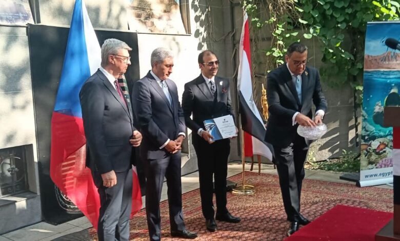 وزير السياحة يفاجئ الفائزين في براغ.. زيارة مجانية للأهرامات والمتحف الكبير بعد تذاكر مصر للطيران 1