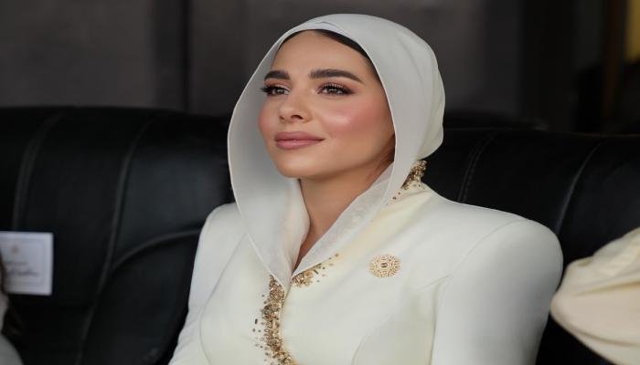 ماذا كتب على فستان آية السيسي بالهيروغليفية؟.. رسائل فرعونية لفتت الأنظار 1