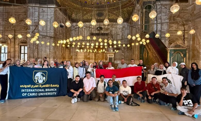طلاب جامعة القاهرة بفرعيها الدولي والأهلية يزورون قلعة صلاح الدين ضمن مبادرة «اعرف بلدك» 1