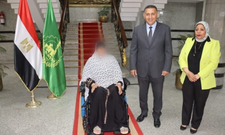 محافظ القليوبية يسلّم كرسيين كهربائيين لاثنين من ذوي الهمم استجابةً لطلباتهما 1