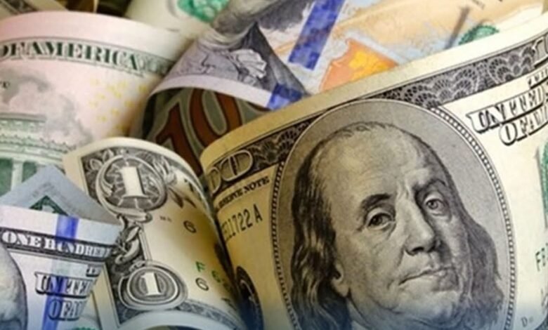 الدولار يتراجع قرب أدنى مستوياته في أسبوعين مع انحسار رهانات الفائدة 1