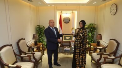 وزير النقل يُكرم المواطنة ليلى الأنصاري.. تصدت لأطفال يقذفون قطارات السكك الحديد بالحجارة 54