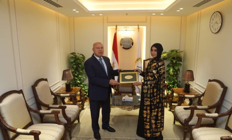 وزير النقل يُكرم المواطنة ليلى الأنصاري.. تصدت لأطفال يقذفون قطارات السكك الحديد بالحجارة 1