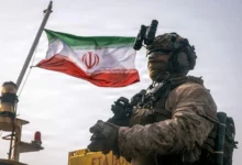 رسم توضيحي يعكس كيف الحرس الثوري الإيراني يهدد بريطانيا في ظل التوترات الإقليمية
