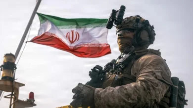 رسم توضيحي يعكس كيف الحرس الثوري الإيراني يهدد بريطانيا في ظل التوترات الإقليمية