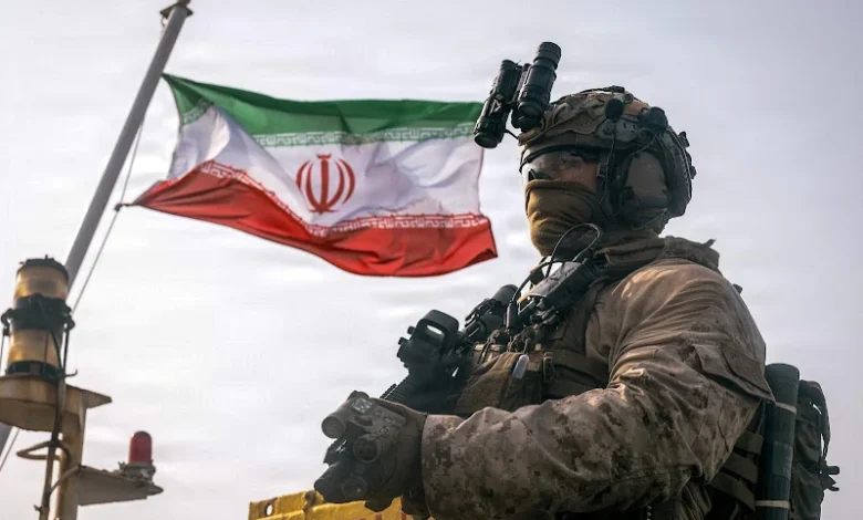 رسم توضيحي يعكس كيف الحرس الثوري الإيراني يهدد بريطانيا في ظل التوترات الإقليمية