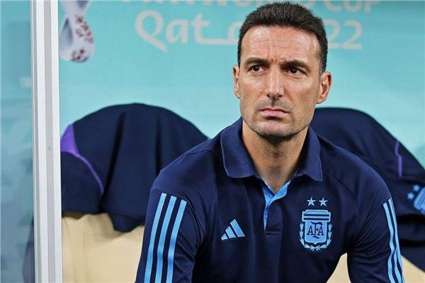الإتحاد الأرجنتيني يتمسك ببقاء سكالوني مدربًا للمنتخب رغم خسارة نهائي كأس العالم 1