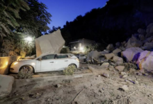 أضرار زلزال جنوب إيطاليا في منطقة حقول فليغري غرب مدينة نابولي