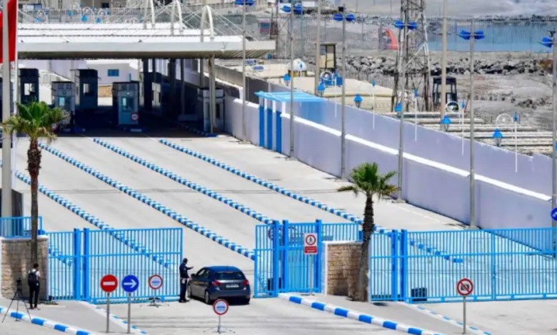 سيارات المسافرين تعبر معبر مليلية بشكل تدريجي بعد عودة الهدوء للمنطقة