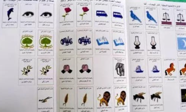 خبراء محاسبون يراجعون وثائق مالية ضمن قواعد تدقيق حسابات الأحزاب الجديدة