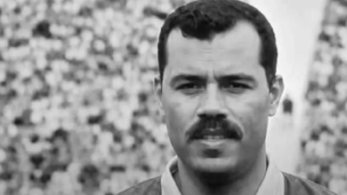 صورة تذكارية للحكم الجيلالي غريب خلال مسيرته التحكيمية التاريخية