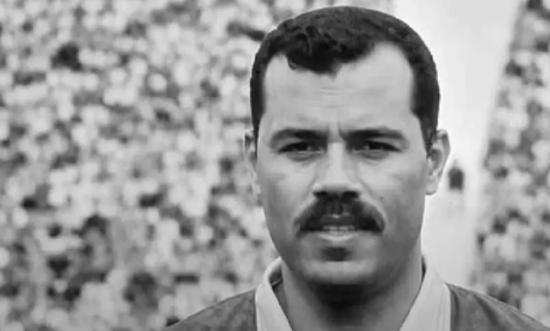صورة تذكارية للحكم الجيلالي غريب خلال مسيرته التحكيمية التاريخية