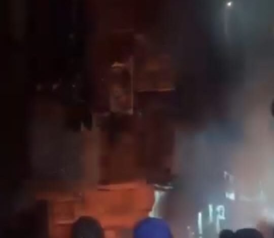 لحظات رعب في شبرا الخيمة.. انفجار كابل كهرباء أمام "كشري" يشعل الذعر بين الأهالي 1
