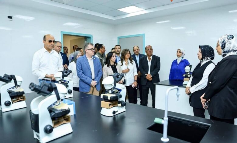 وزير التخطيط ومحافظ البحيرة يواصلان الجولة الميدانية ويتفقدان مشروعات صحية وتعليمية وتطوير ميدان المحطة 1
