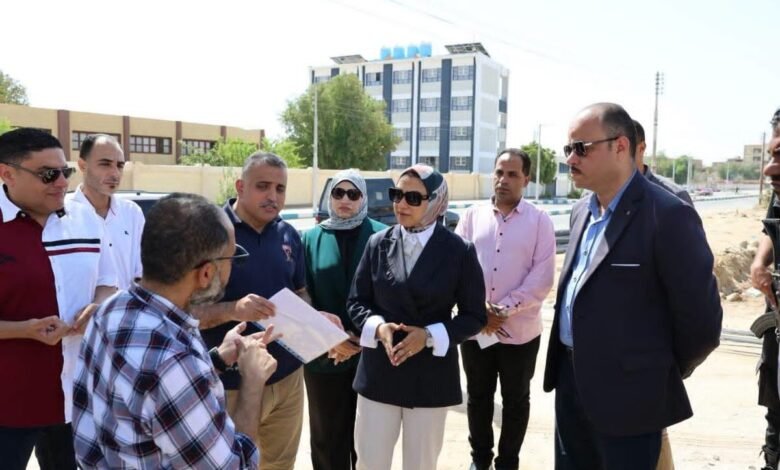 محافظ الوادي الجديد تُمهل الشركات حتى نهاية الشهر.. وتتابع بنفسها اللمسات الأخيرة لموقف الأقاليم الجديد بالخارجة 1