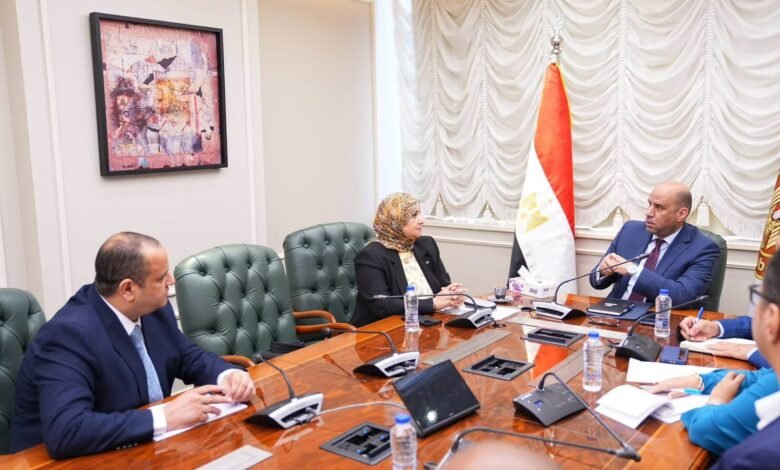 وزير العمل يلتقي نقيب عام التمريض المصري لبحث التعاون في تدريب وتأهيل الكوادر التمريضية وتوفير فرص عمل لهم 1