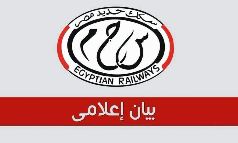 لودر يقتحم شريط السكة أمام قطار القاهرة–أسوان.. اصطدام مروع دون إصابات 1