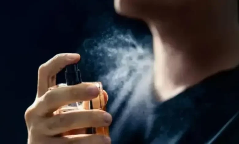 حقيقة رش العطر على الرقبة وعلاقته بالسرطان والعقم