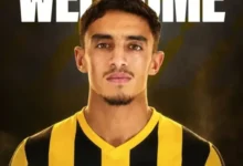 صورة تعبيرية لللاعب أمين الفارسي خلال توقيعه عقداً مع المغرب الفاسي