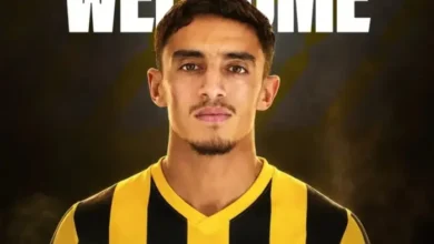 صورة تعبيرية لللاعب أمين الفارسي خلال توقيعه عقداً مع المغرب الفاسي