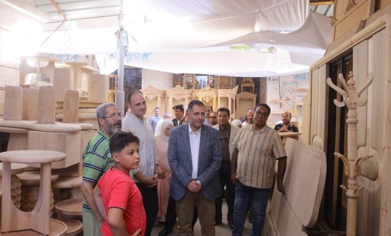 محافظ دمياط يتفقد ورش النجارة وتصنيع الأثاث ويوجه بسرعة إنهاء أعمال رد الشيء لأصله ورفع المخلفات 1