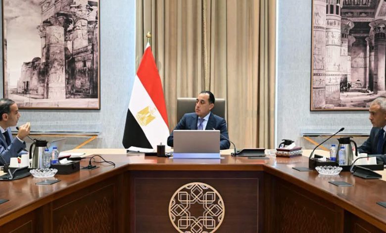 رئيس الوزراء يبحث مع رئيس الهيئة العامة للرقابة المالية مستجدات الأنشطة المالية غير المصرفية والجهود المبذولة لتعزيز إسهامها في الاقتصاد الوطني 1